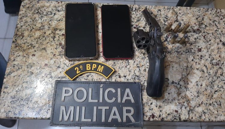PMMA prende suspeitos de assaltos, apreende arma de fogo e recupera objetos roubados