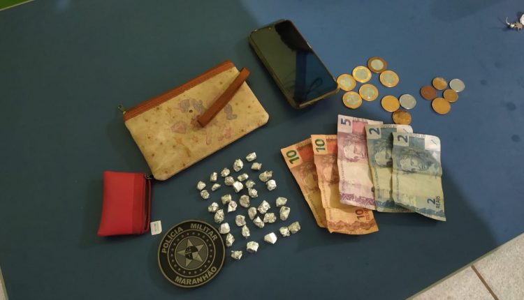 Polícia Militar apreende 35 petecas de entorpecente e prende suspeita por tráfico