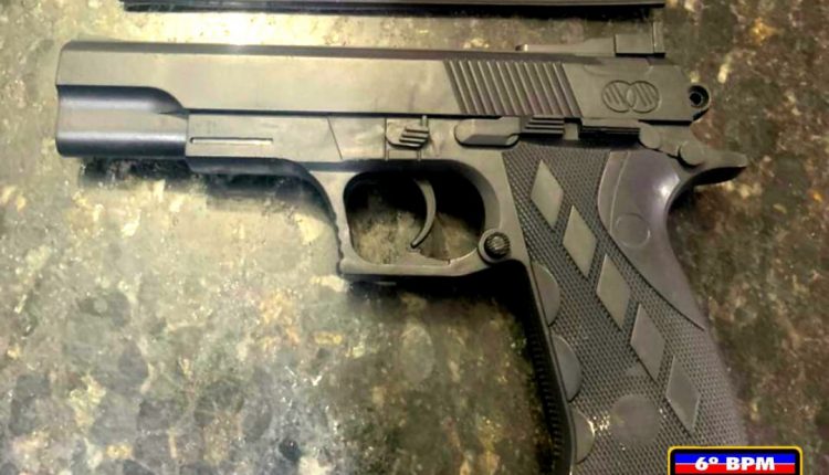 PMMA prende suspeito com arma de fogo e recupera carro roubado