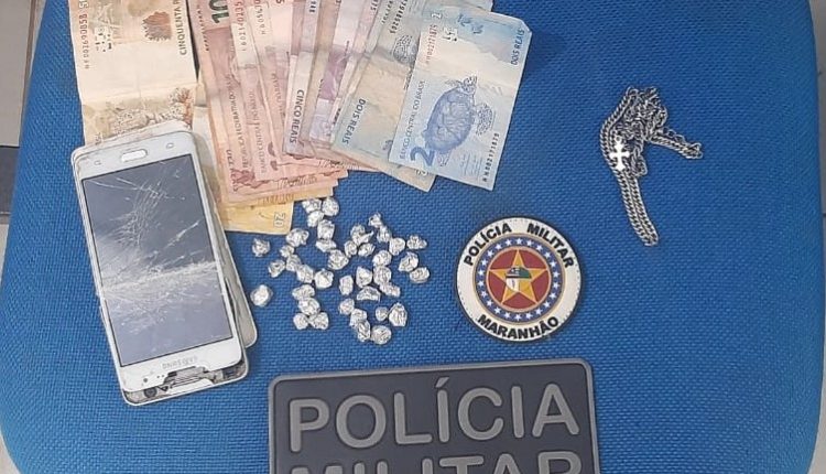 Policiais militares apreendem 39 papelotes de entorpecentes na Vila Mão de Ouro