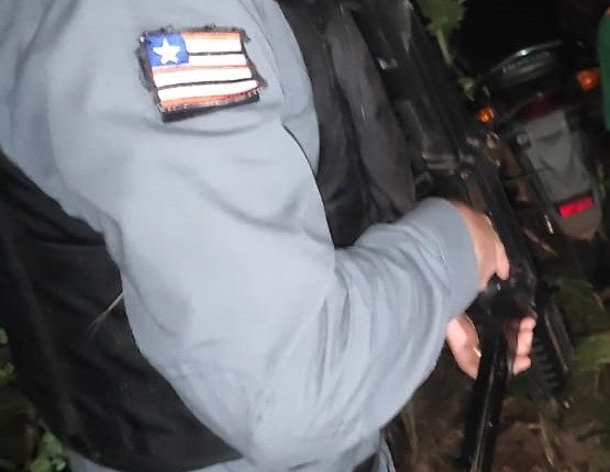 Motocicleta roubada é recuperada e suspeito é preso pela PM, em Vargem Grande