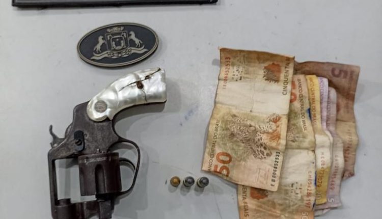Dois suspeitos de assaltos são presos e arma de fogo é apreendida por policiais do 1º Regimento de Cavalaria