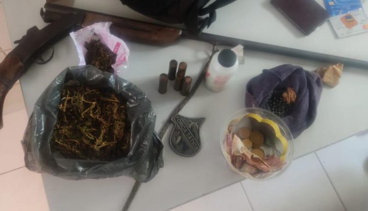 Policiais do 17º BPM conduzem casal por tráfico de drogas e posse ilegal de arma de fogo