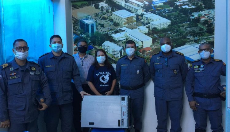 Comandante da APMGD recebe doação de servidor para plataforma EAD