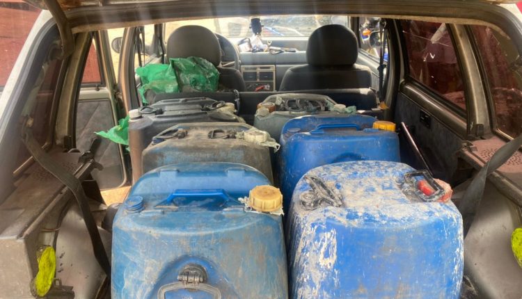 Policiais do 1º BPM prendem homens que transportavam galões com substância semelhante a combustível de forma ilegal