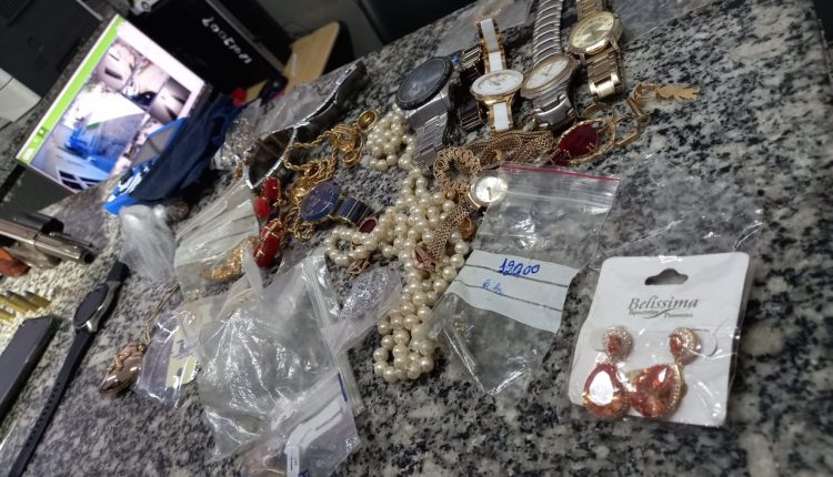 Assaltantes presos e revólver apreendido por PMs do 15º BPM em Bacabal