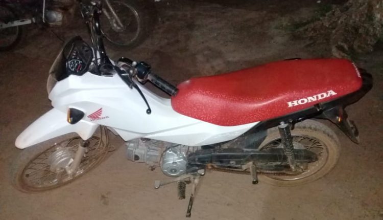 Policiais do 28º BPM recuperam motocicleta roubada e prendem suspeitos em Vargem Grande