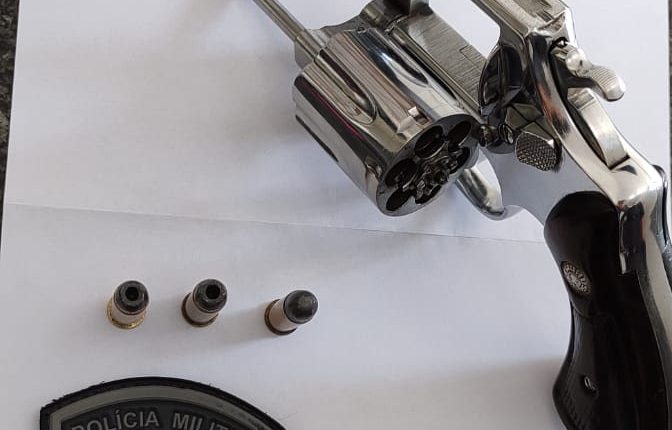 Policiais do 19º BPM prendem homem com arma de fogo em Pedreiras