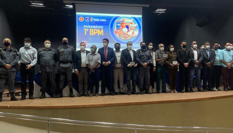 Policiais e autoridades são homenageados em solenidade de aniversário de 55 anos do 1º BPM