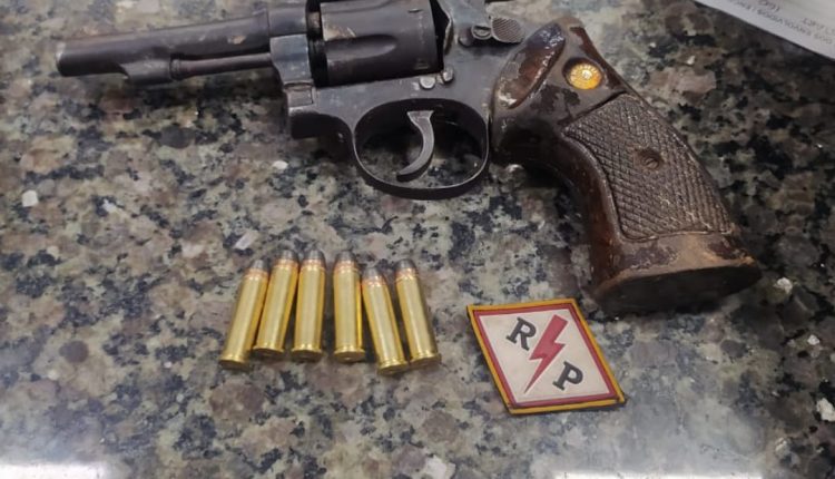 POLÍCIA MILITAR APREENDE ARMA DE FOGO COM SEIS MUNIÇÕES INTACTAS NA CIDADE DE TIMOM