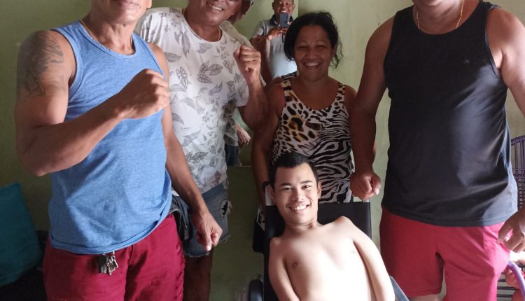 Policiais militares doam cadeira de rodas para jovem com deficiência