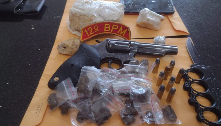Policiais militares do 12º BPM em parceria com a Polícia Civil apreendem substâncias semelhantes a drogas, armas e munições