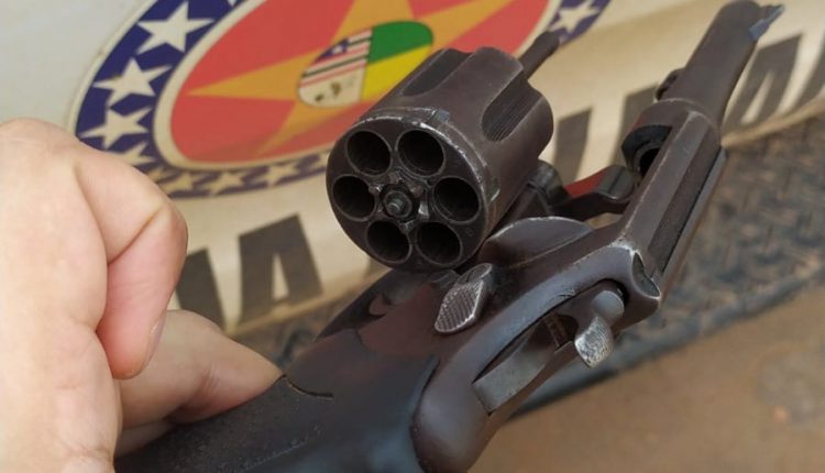 POLÍCIA MILITAR APREENDE ARMA DE FOGO EM LAGO DA PEDRA