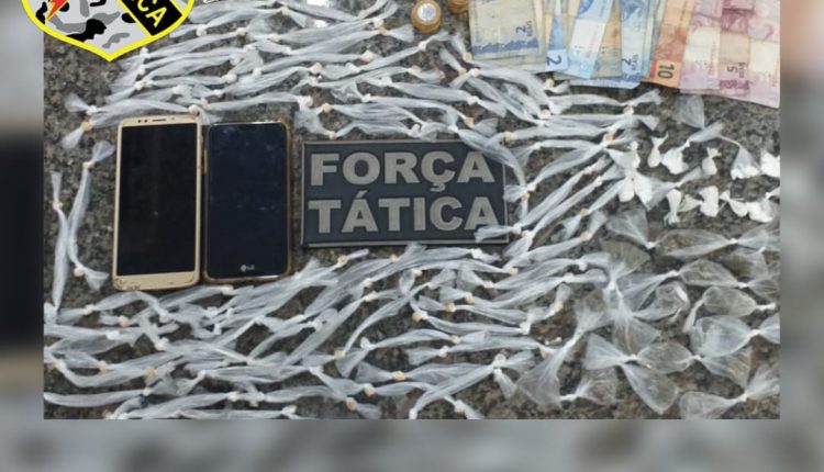 OPERAÇÃO “TIMON SEGURO” APREENDE DROGAS E PRENDE HOMEM COM MANDADO DE PRISÃO EM ABERTO