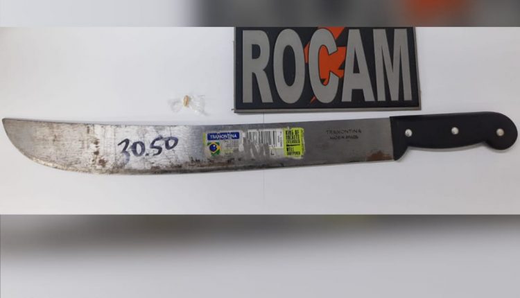 PMMA RECUPERA MOTOCICLETA COM RESTRIÇÃO DE ROUBO/FURTO E APREENDE ARMA BRANCA