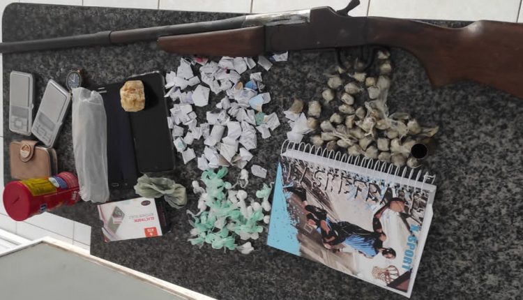 POLÍCIA MILITAR APREENDE ARMA DE FOGO E PRENDE SUSPEITOS DE TRÁFICO DE DROGAS NO MUNICÍPIO DE SATUBINHA