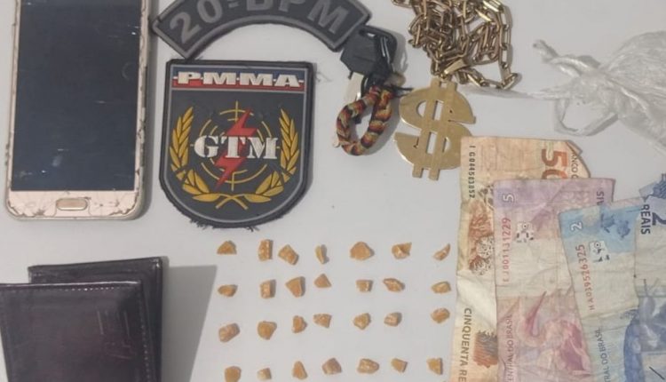 Drogas são apreendidas e suspeito de tráfico é conduzido em ação da PM no Bairro Cohatrac
