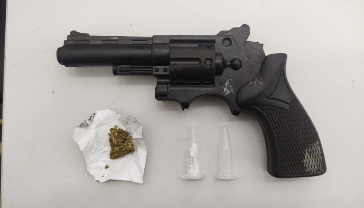 Polícia Militar prende dupla com arma falsa na no Bairro da Areinha em São Luís