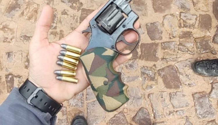 Polícia Militar prende dupla com arma de fogo em Timon