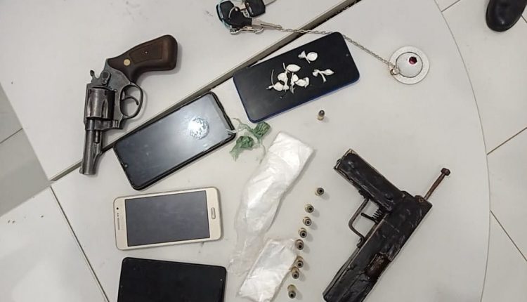 Polícia Militar prende quadrilha com duas armas de fogo, moto roubada e drogas na cidade de Passagem Franca