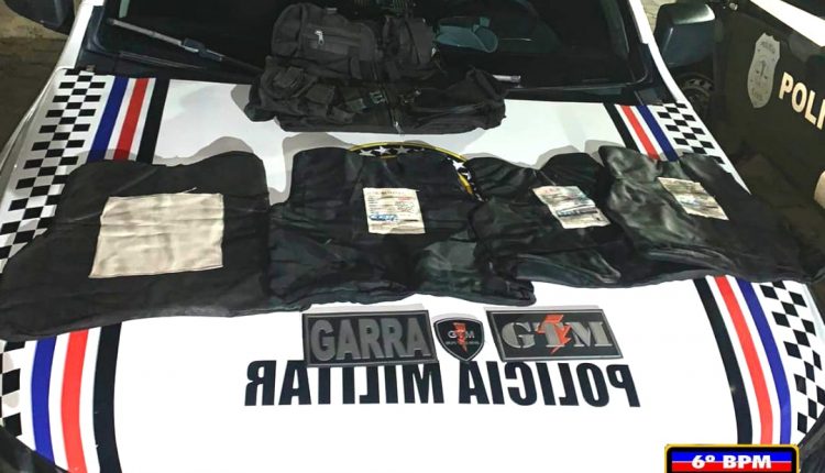 Equipes táticas da PM apreendem coletes balísticos na Vila Brasil e prendem homem por tráfico de drogas na Cidade Olímpica