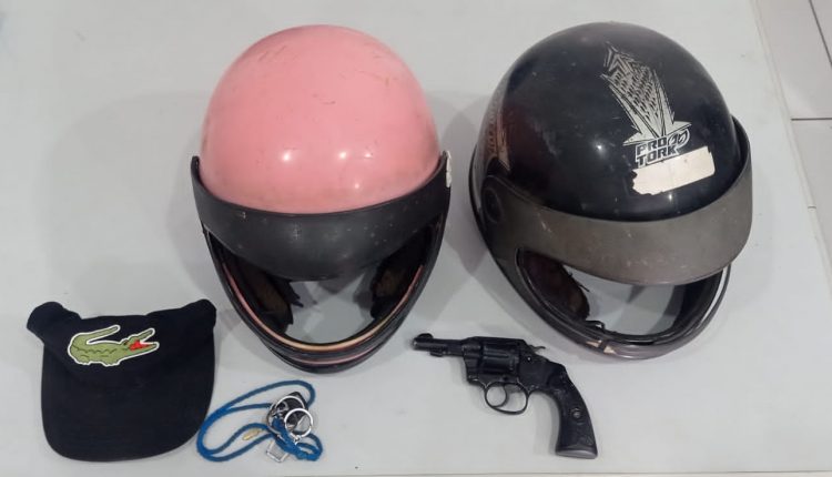 PM na folga realiza prisão de dois indivíduos e apreende arma de fogo