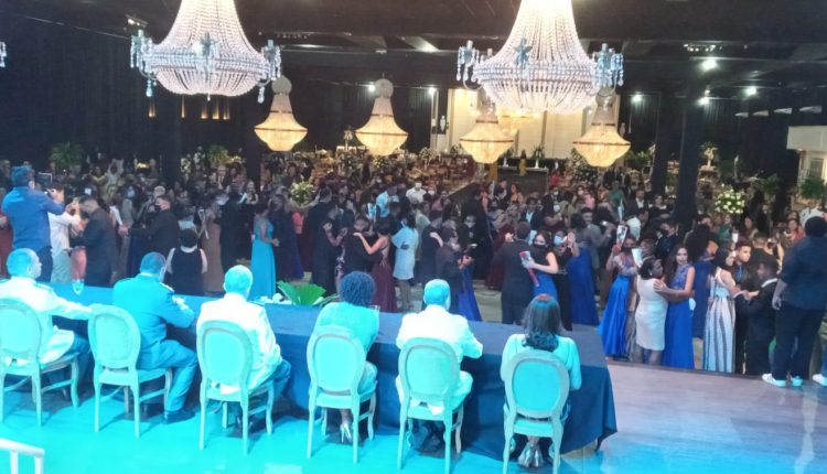 Baile de formatura encerra em grande estilo celebrações da 15ª turma do 3º ano do Colégio Militar Tiradentes I