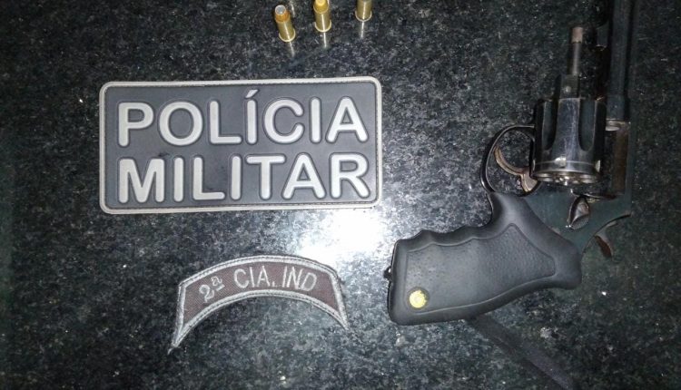 POLÍCIA MILITAR PRENDE SUSPEITOS DE ROUBO A MOTOCICLETA E APREENDE ARMA DE FOGO