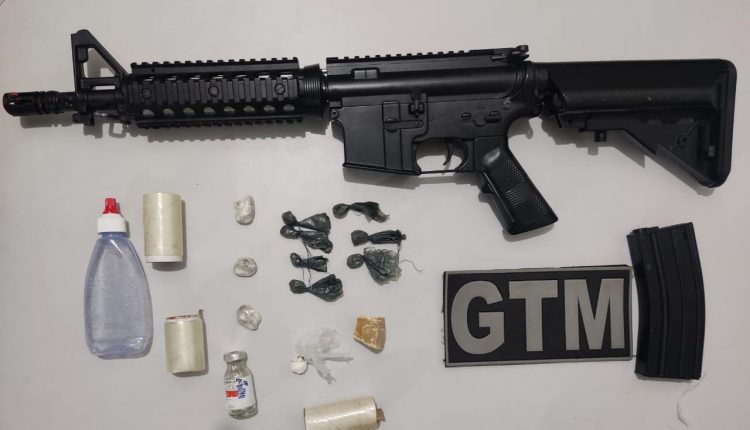 Equipe tática da PM prende indivíduo com réplica de fuzil na Vila Luisão