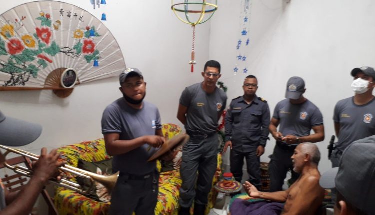 Banda de Música da PM presta homenagem ao sargento Porfírio pela sua recuperação