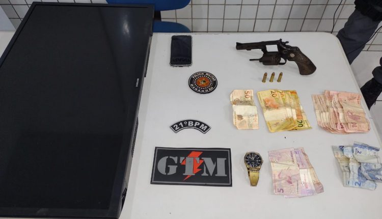 Polícia Militar prende dupla de assaltantes com arma de fogo na Vila Maranhão