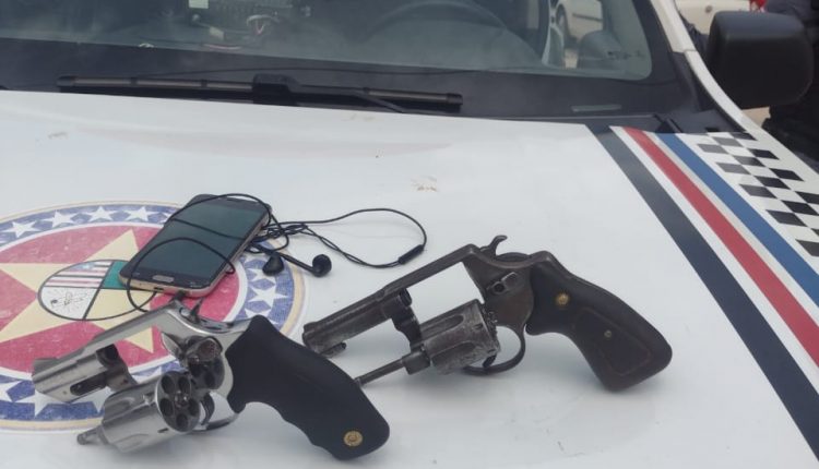 Operação Pontual: suspeitos são presos com veículo furtado e duas armas de fogo são apreendidas pela PM