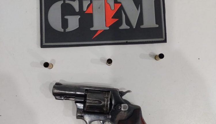 PMMA apreende arma de fogo e conduz suspeito pelo porte ilegal do armamento no Itapera