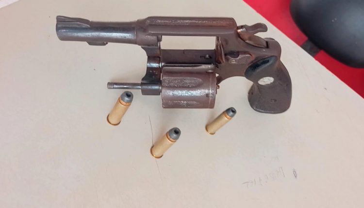 Na Vila Maranhão, policiais do 1º BPM apreendem arma de fogo