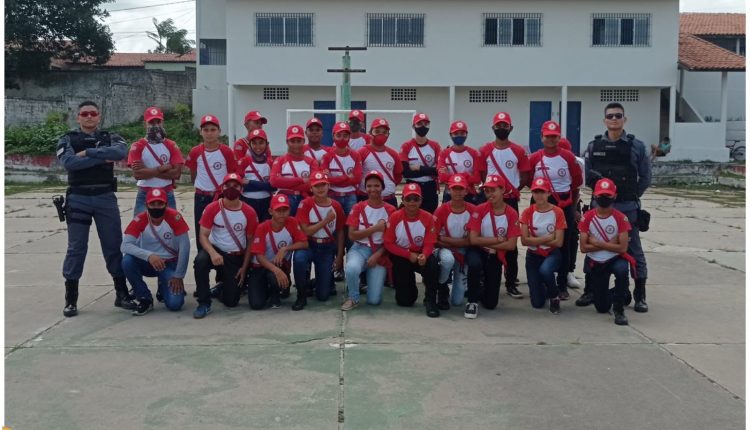 POLICIAIS DA 1°CIA DO 2°BPTUR MINISTRAM INSTRUÇÃO DE ORDEM UNIDA PARA ALUNOS DO PROJETO DO BOMBEIRO MIRIM EM BARREIRINHAS