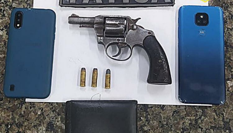 Dupla é presa após tentativa de fuga e arma de fogo é apreendida por equipe tática da PM em Timon