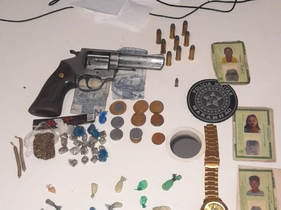 POLÍCIA MILITAR APREENDE DROGAS E ARMA DE FOGO EM PRESIDENTE JUSCELINO