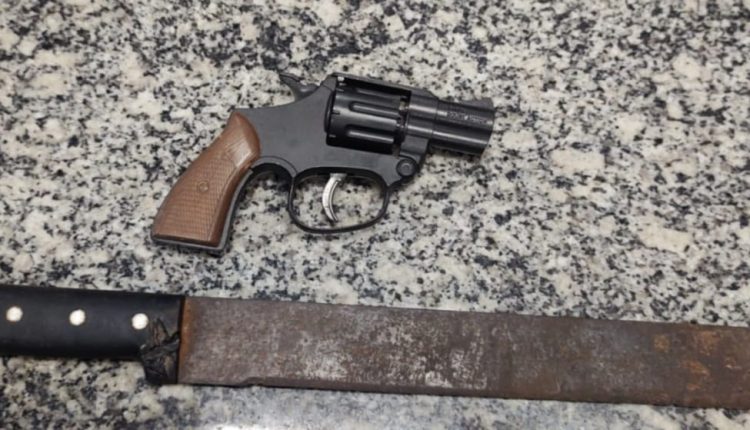 Polícia Militar prende dupla com arma de fogo falsa em Bacabal
