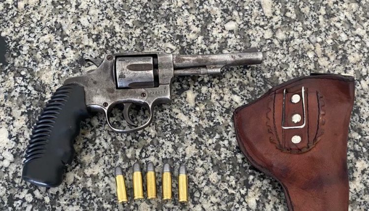 POLICIAIS MILITARES DO 39º BPM, LOTADOS NA COMPANHIA DE VITORINO FREIRE, FAZEM A PRISÃO DE UM INDIVÍDUO POR PORTEILEGALDEARMA DE FOGO