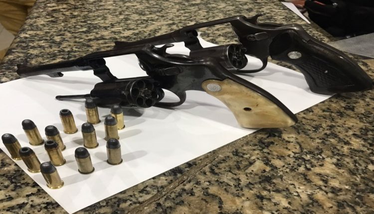 Polícia Militar apreende duas armas de fogo, 13 munições e prende dois suspeitos