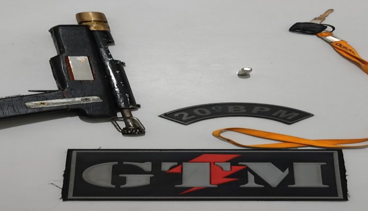 PMMA prende suspeitos, apreende arma de fogo e recupera motocicleta roubada