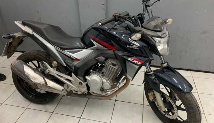 Equipe da Polícia Militar localiza moto com registro de roubo/furto na área do São Francisco