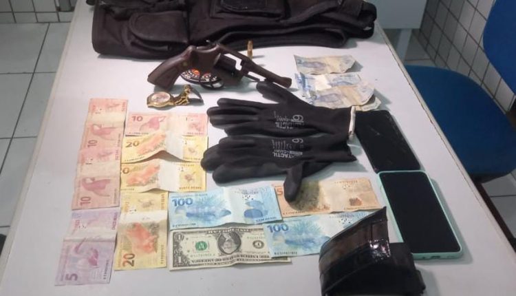 Arma de fogo e colete apreendidos por policiais do 1º BPM, na  Vila Maranhão