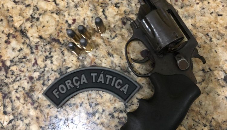 POLÍCIA MILITAR APREENDE MAUS UMA ARMA DE FOGO EM CAXIAS