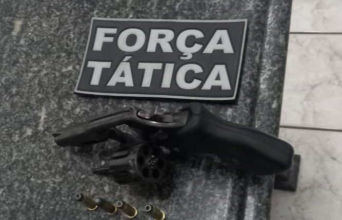 Polícia Militar prende três homens e apreende arma de fogo durante Operação Pedreiras Segura