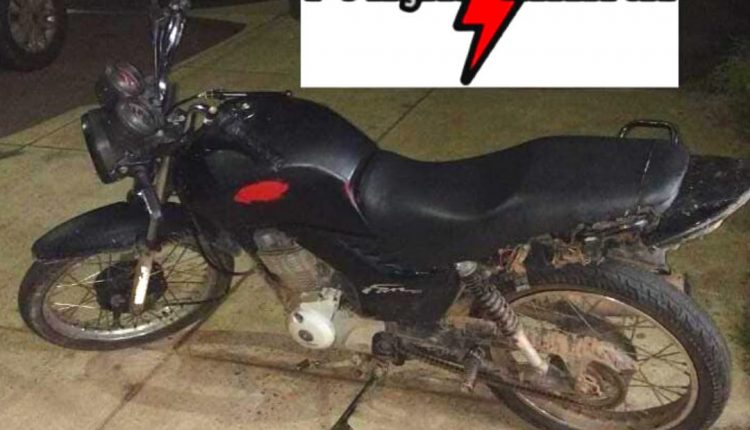 Suspeito é preso com arma de fogo e motocicleta roubada