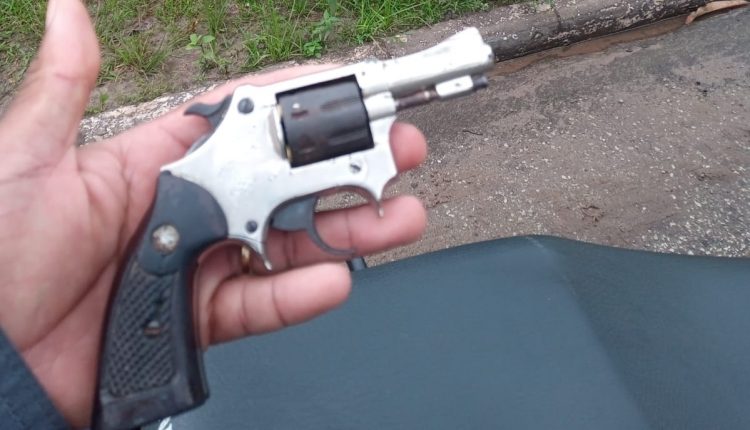 OPERAÇÃO TIRADENTES: POLÍCIA MILITAR APREENDE ARMA DE FOGO, RECUPERA MOTOCICLETA ROUBADA E PRENDE SUSPEITO DE ROUBO DE CELULAR