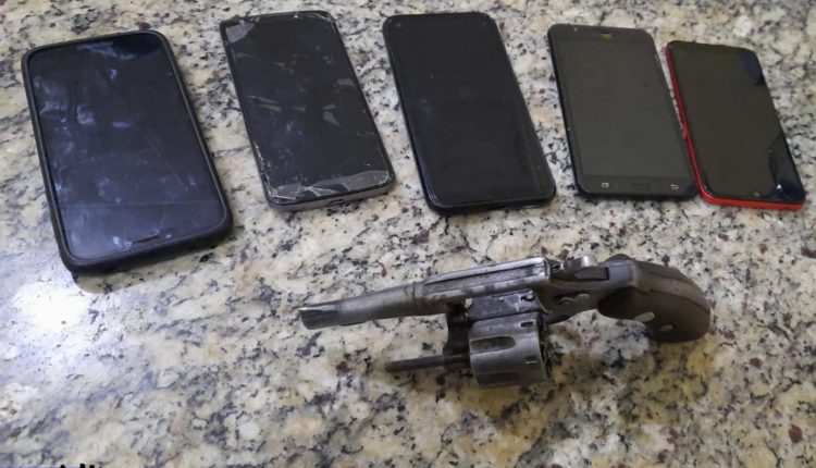 Operação Tiradentes: Polícia Militar efetua prisão de dupla com uma arma de fogo e cinco celulares roubados, durante Operação Tiradentes em Coelho Neto-MA
