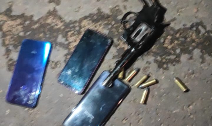 PM prende dupla suspeita de assaltos em Açailândia e apreende arma de fogo