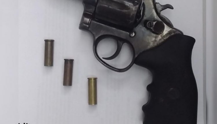 POLÍCIA MILITAR APREENDE ARMA DE FOGO E EFETUA PRISÃO DE INDIVÍDUO QUE REALIZAVA DISPAROS DE ARMA EM CAXIAS